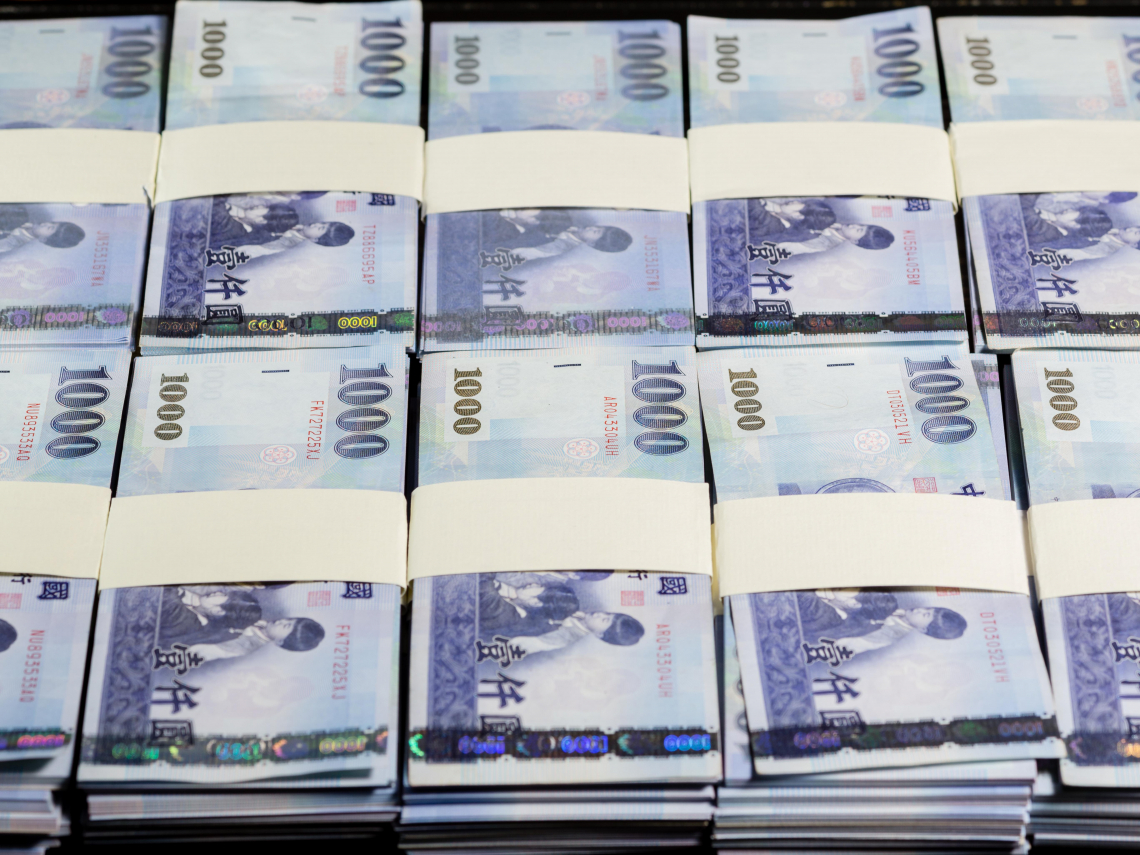 11月發錢了！勞退、勞保年金、國民年金...勞保局17筆給付領到月底，「這群人」一次入帳近10萬